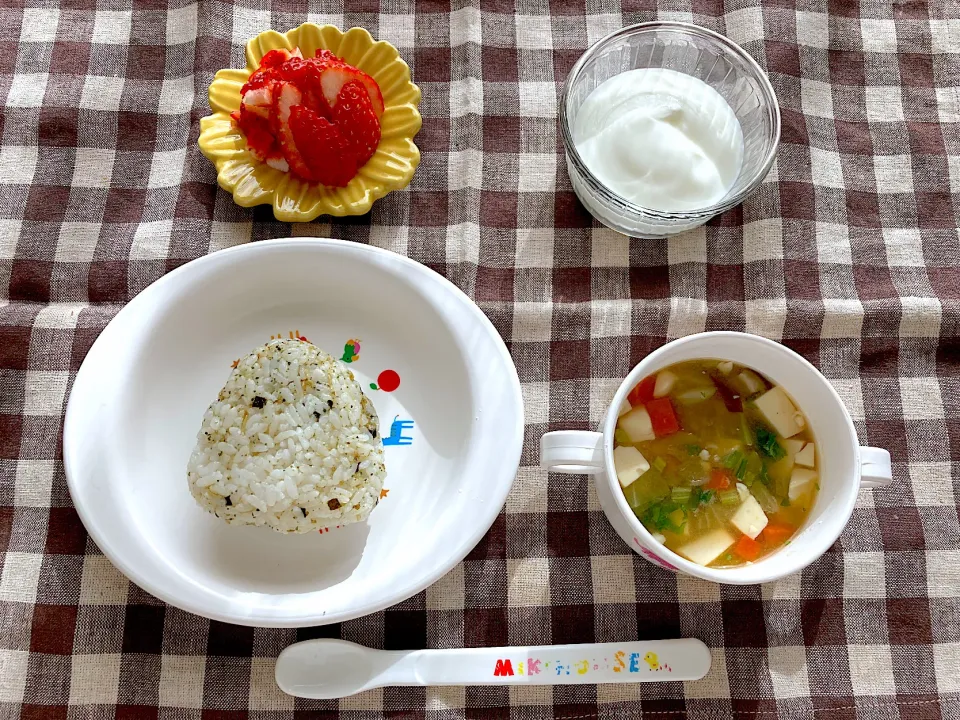 【離乳食】おにぎり、豆腐と野菜のお味噌汁らいちご、ヨーグルト|sayaさん