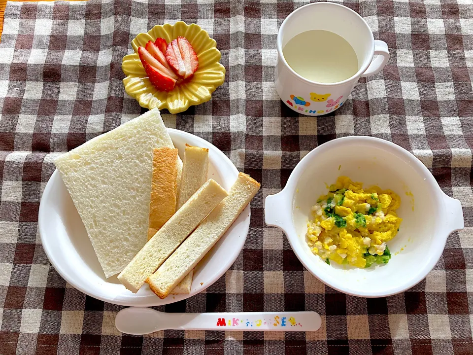 【離乳食】食パン、とうもろこしと鶏肉の和え物、いちご、ミルク|sayaさん