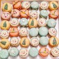 Snapdishの料理写真:Christmas Macarons in 5 different flavours|Biscuite Queenさん