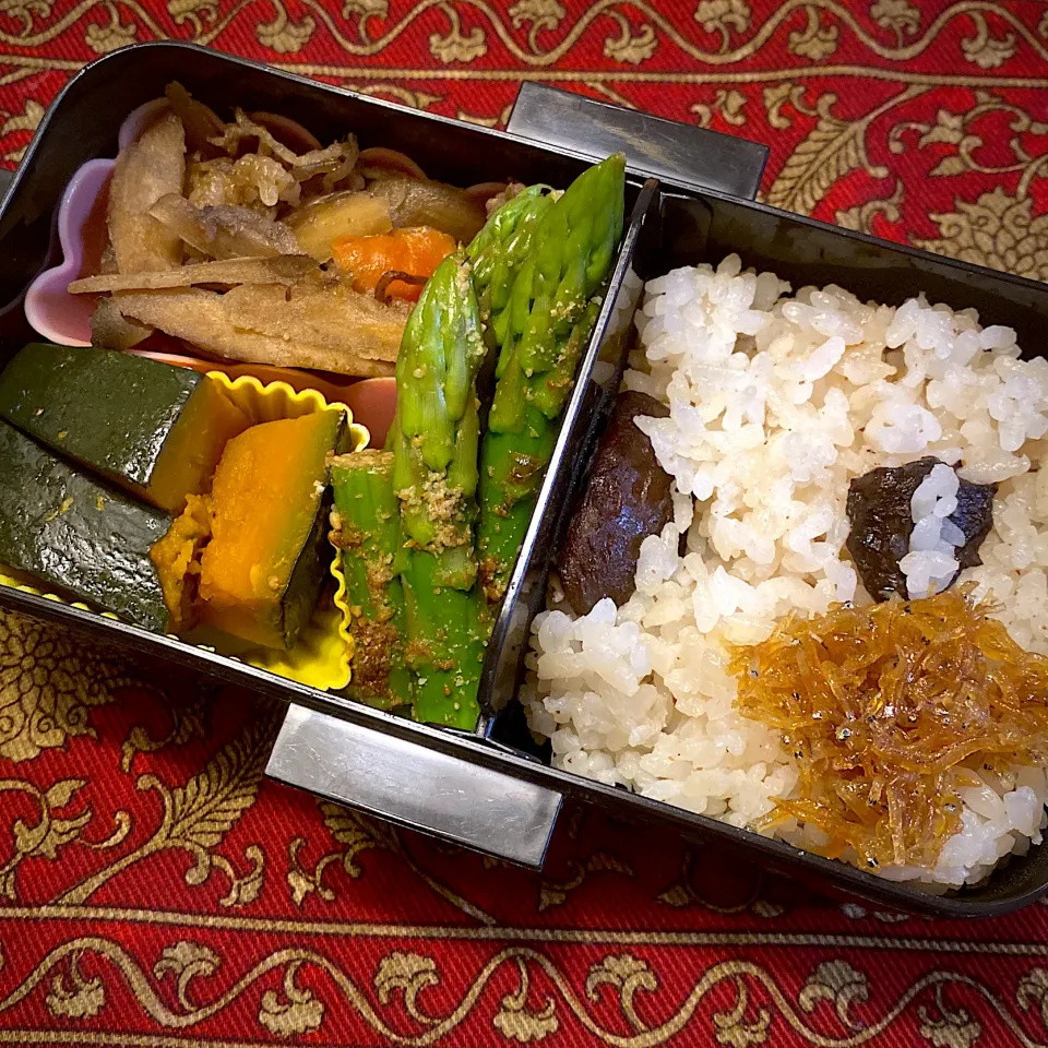 牛蒡と牛肉の炒め煮と、南瓜の煮物と、アスパラの胡麻和えた、椎茸ご飯弁当|もえさん