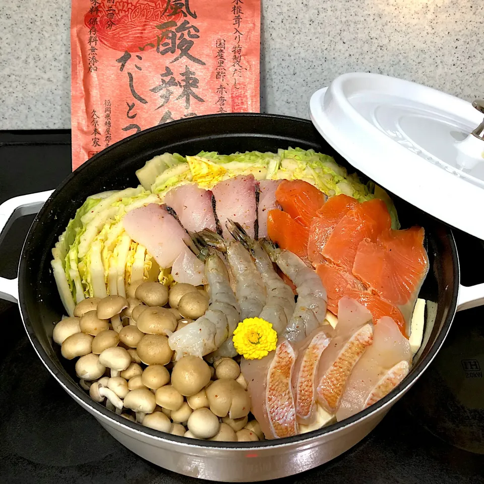 茅乃舎だし酸辣だしde海鮮鍋🥘|henryさん