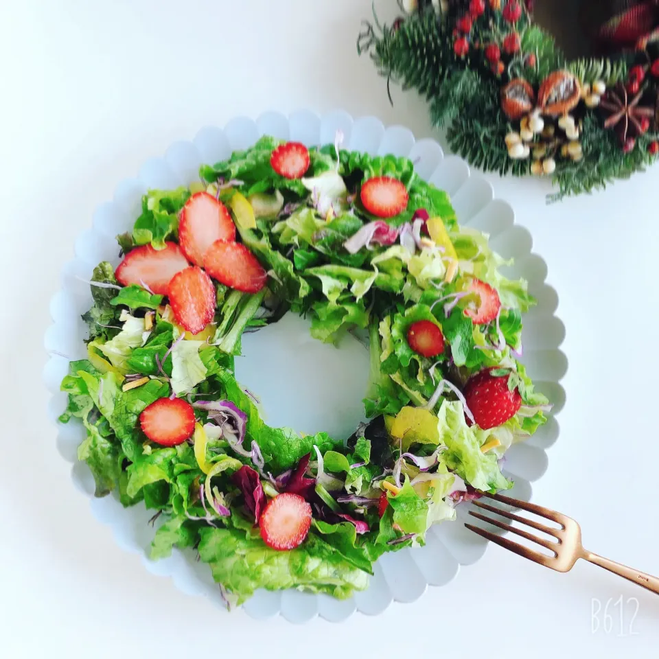 いちご蝶々のリースサラダ🎄🦋🍓🥗|sakiさん