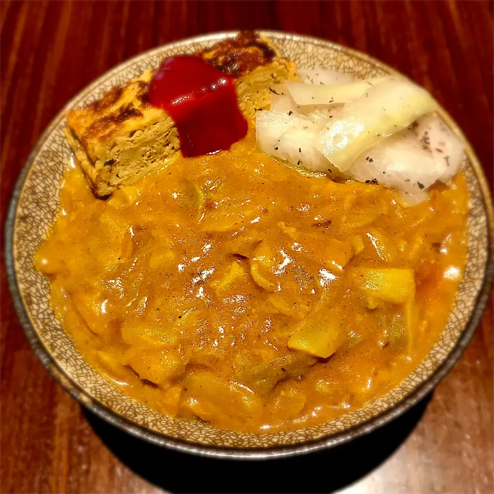 白菜ベーコンの黄色い和出汁スパイスカレー　だし巻きオムレツと紫蘇大根のアチャール|deekay71さん