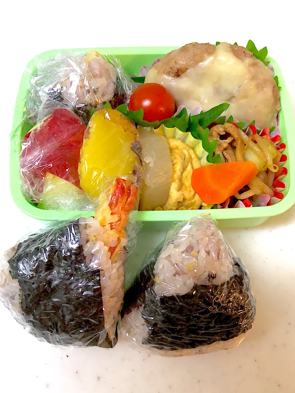 Snapdishの料理写真:おにぎり弁当🍙|まさよ☺︎さん