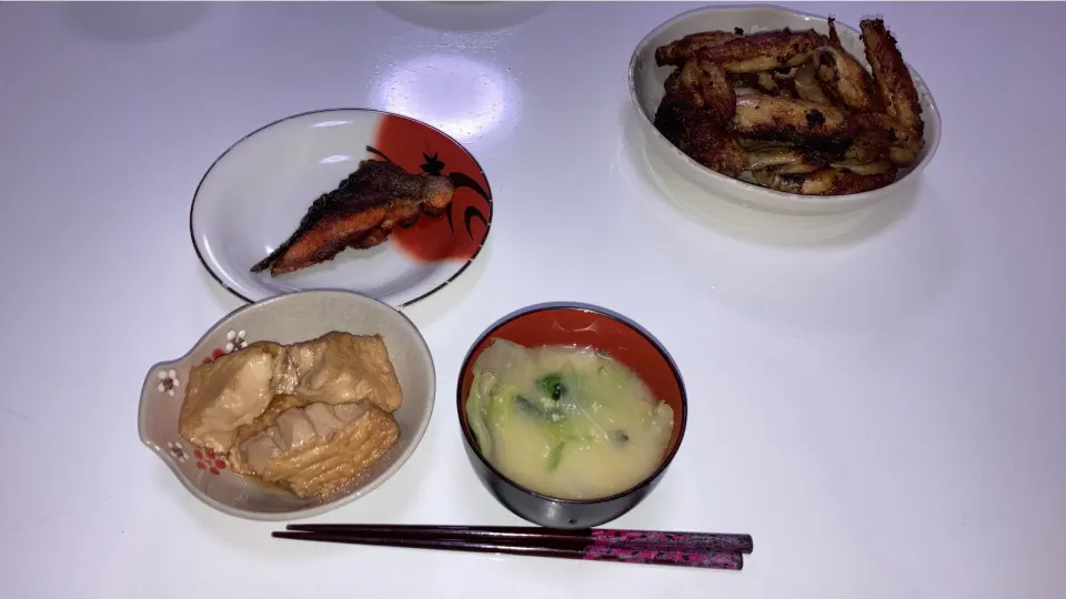 Snapdishの料理写真:晩御飯(￣∇￣)🌟手羽先の塩レモンオイル漬けのグリル🌟鮭かまの塩焼き🌟厚揚げの生姜煮🌟みそ汁（キャベツ、ほうれん草）2週間学校お休みしてた末っ子長女が、やっと明日から登校出来そう。風邪や思ってたらマイコプラズマ疑いが出て、レントゲン撮ったらマイコプラズマの反応出てるけど肺炎程じゃない。結果、気管支炎でした。|Saharaさん