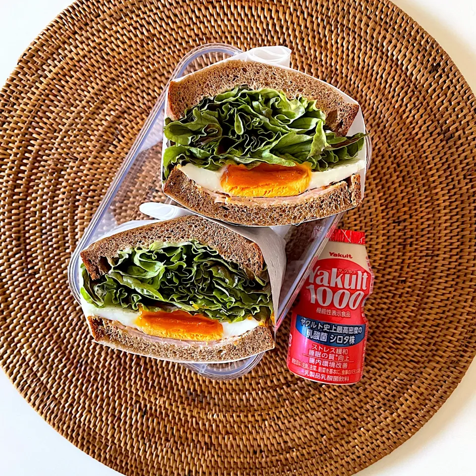 ブラン食パンでハム目玉焼きレタスのサンドイッチ|しーさん