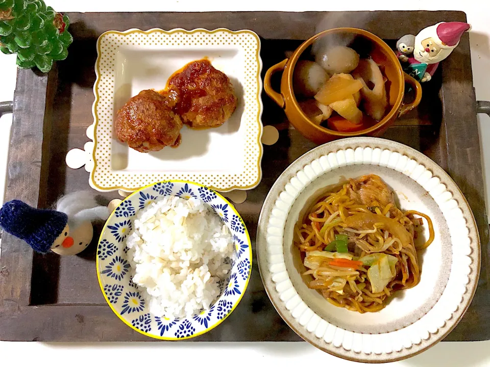 ✳︎ソース焼きそば✳︎ハンバーグ✳︎里芋と大根の煮物|syamさん