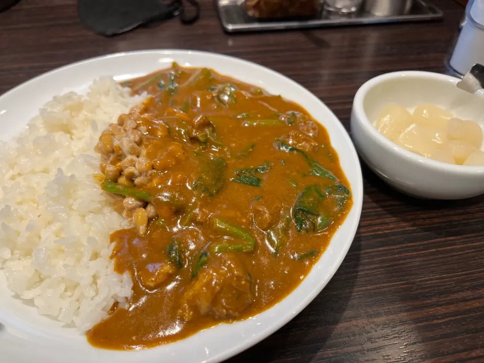 Snapdishの料理写真:スモールビーフカレーほうれん草納豆トッピング7辛|KOMAさん