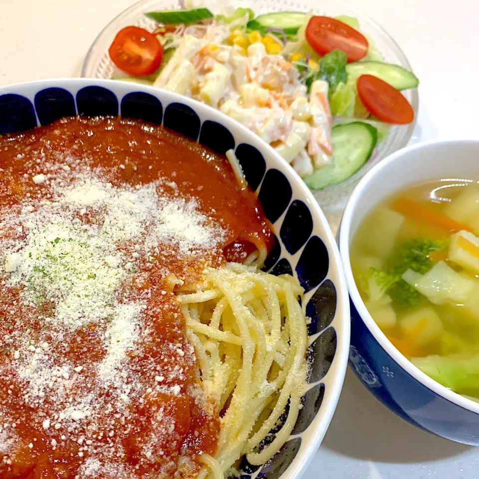 夜ご飯☺️サラダ、ミートスパ、野菜スープ|とまこ(*^o^*)さん