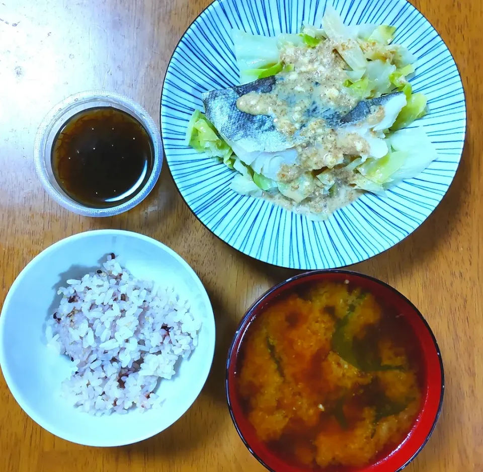 Snapdishの料理写真:１２月３日　鱈とキャベツの酒蒸し　もずく　わかめのお味噌汁|いもこ。さん