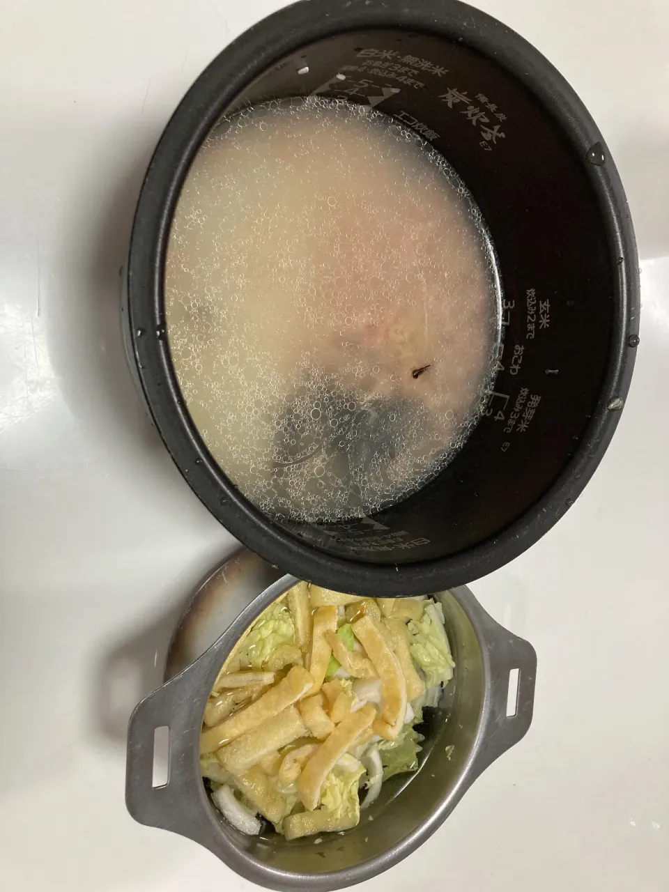 Snapdishの料理写真:明日の晩御飯の下拵え。🌟塩昆布とツナの炊き込みご飯🌟みそ汁（白菜、揚げ）後は帰宅後に作り置きを温めるのと、メインを作りながら味噌汁仕上げて、完成です。母にも一足早くサンタさん来ましたよ🤣ティファールのフライパンセット。又食事作り頑張ります♪|Saharaさん