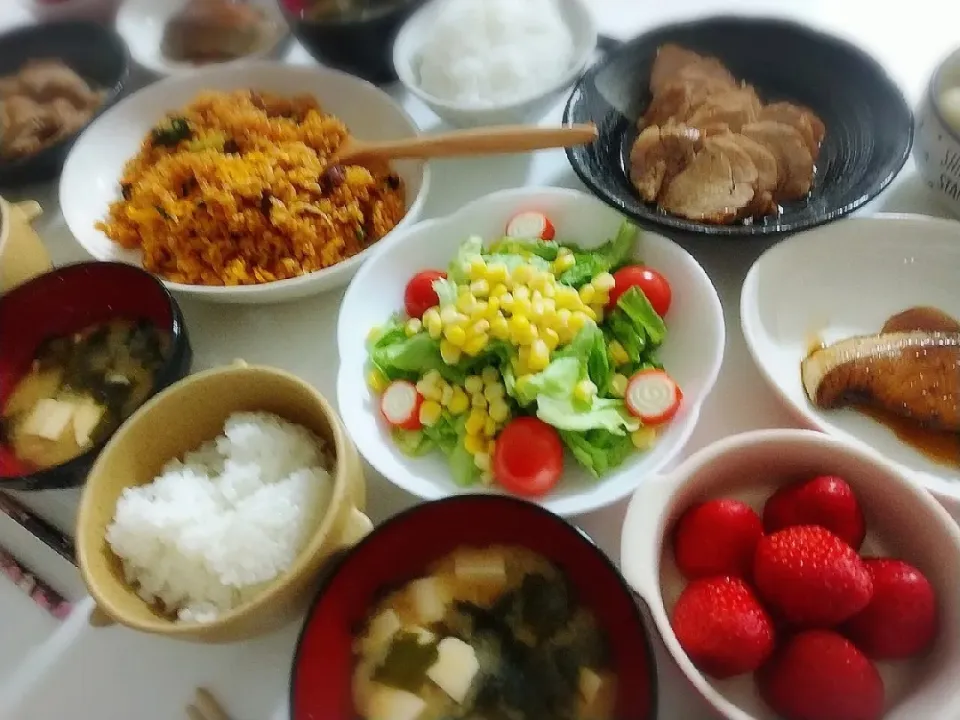 夕食(*^^*)
圧力鍋でチャーシュー
ぶりの照り焼き
サラダ🥗
いちご🍓
お味噌汁(しらす、ワカメ、豆腐)|プリン☆さん