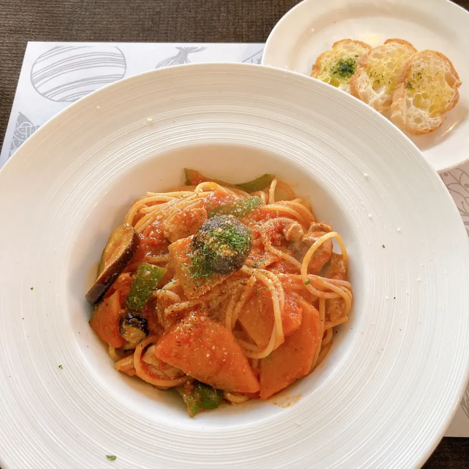 Snapdishの料理写真:高原豚とナスとカボチャとピーマンの　　トマトパスタ🍆🎃🫑🍅🍝|ちゃみこさん