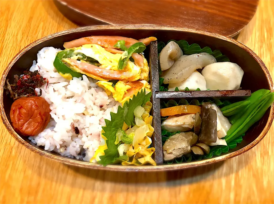 サラ弁　　　　　　　　　　　　　　　　　煮〆（里芋・蒟蒻・椎茸・ごぼう）　ソーセージとピーマンの卵とじ　白菜の胡麻和え|じゅんさんさん