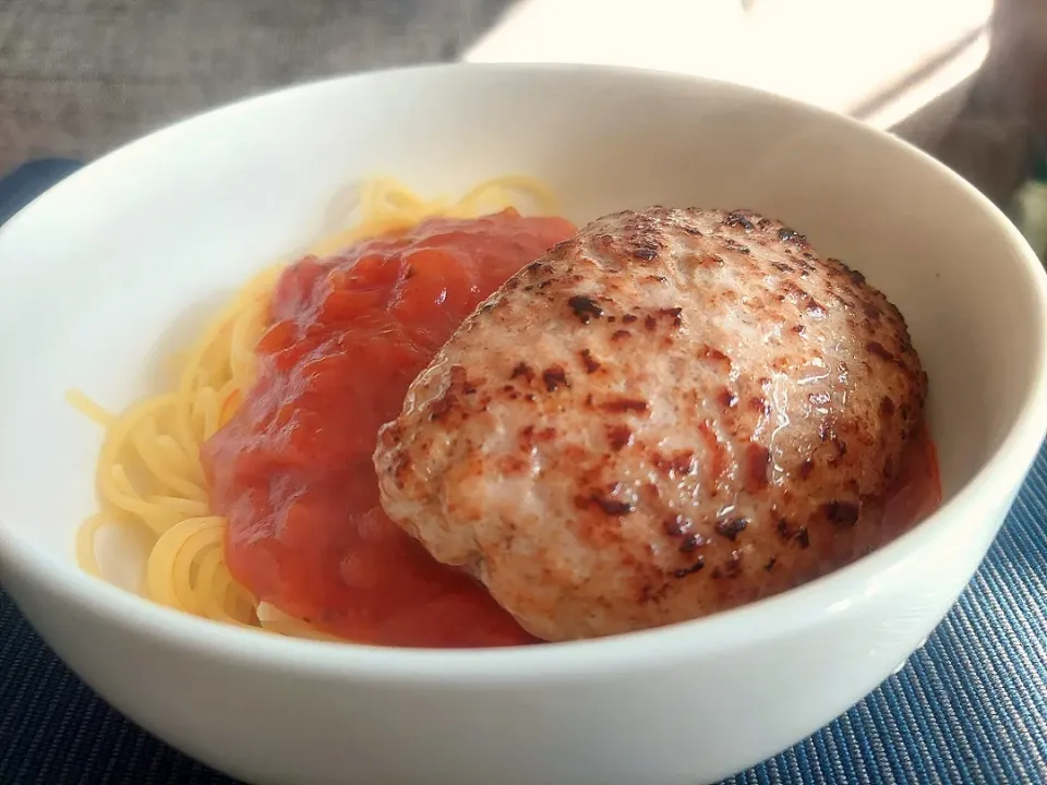 Snapdishの料理写真:雑なランチ🍴ハンバーグトマトパスタ🍝|しあるさん