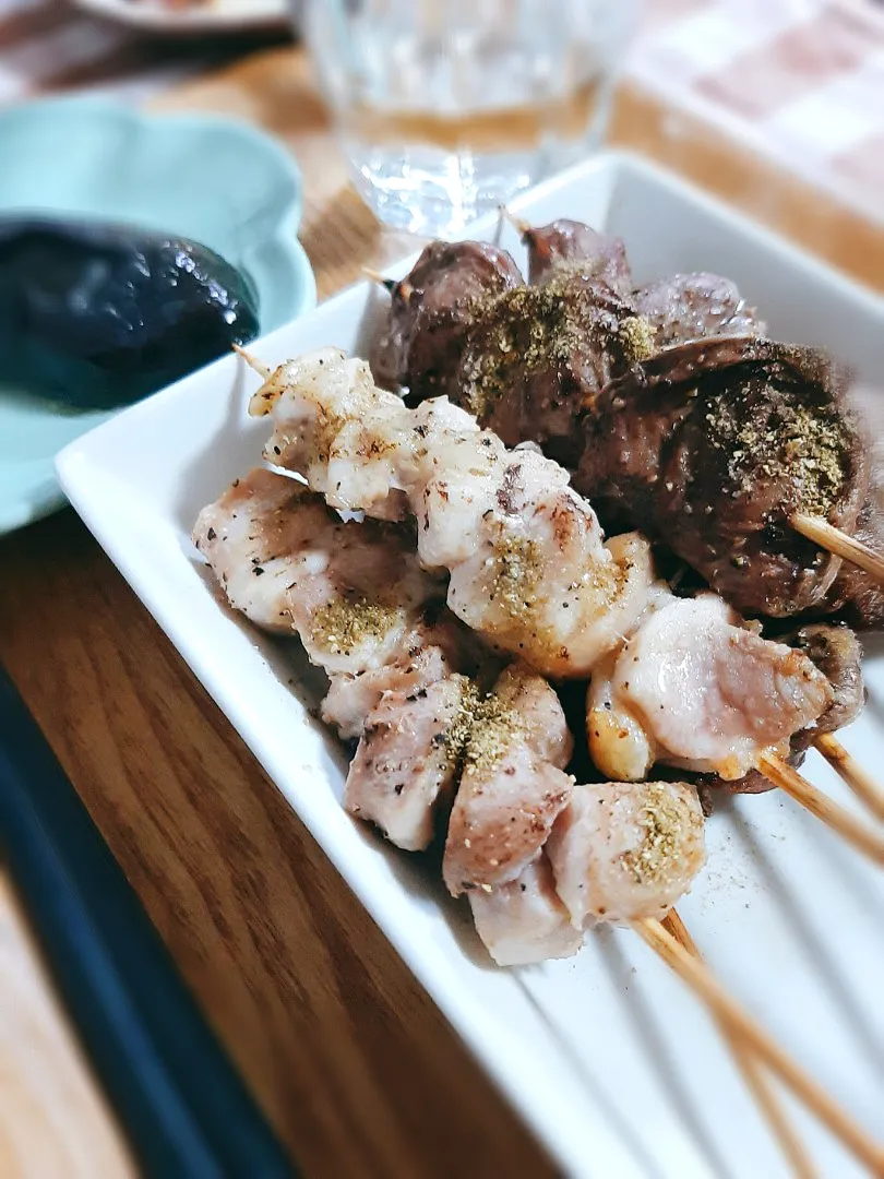 鶏肉の焼き鳥と心臓の塩焼き山椒を利かせて日本酒で乾杯🍶|マイキーさん