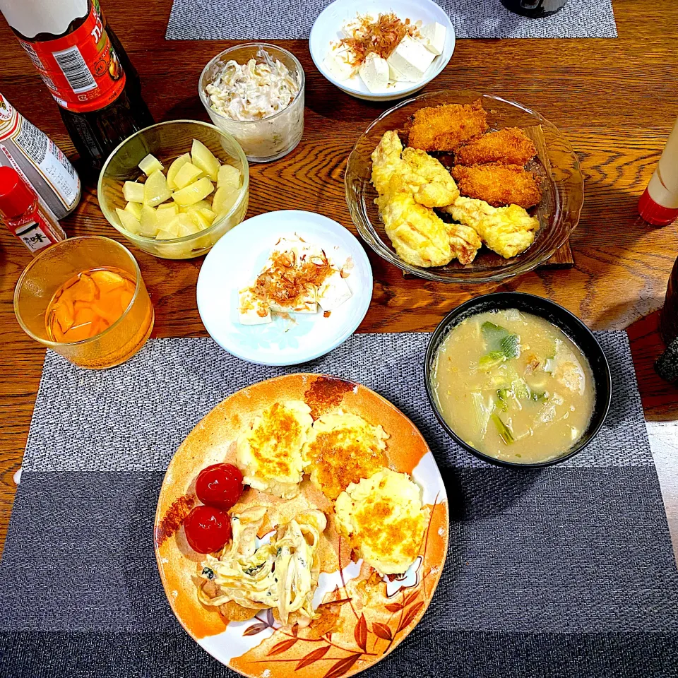 じゃがいもチーズ餅、マヨ玉ねぎのせチキンソテー湯豆腐、味噌汁、常備菜、漬物|yakinasuさん