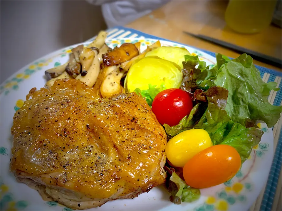 鶏もも肉のグリルステーキ(エリンギバター炒め、じゃがバター、生野菜　添え) [ワンプレート　約300円とリーズナブル]|やまひろさん