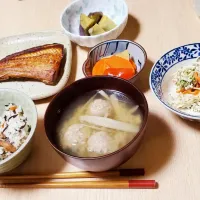 Snapdishの料理写真:ひじきごはん
いわしのつみれとごぼうの味噌汁
焼き魚(ほっけ)　
さつまいもの煮物
漬物
切干大根のサラダ|snowcrystalさん