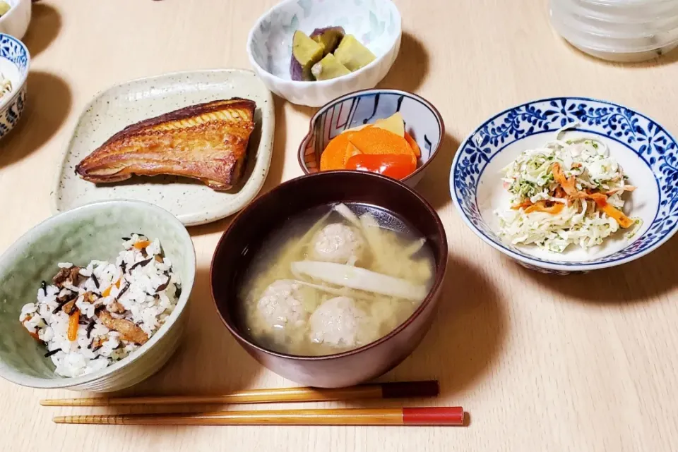 ひじきごはん
いわしのつみれとごぼうの味噌汁
焼き魚(ほっけ)　
さつまいもの煮物
漬物
切干大根のサラダ|snowcrystalさん