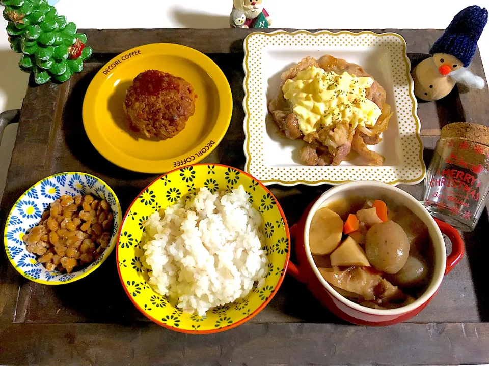 Snapdishの料理写真:✳︎豚肉の生姜焼き卵ソースがけ✳︎ハンバーグ✳︎里芋と大根の煮物✳︎納豆|syamさん