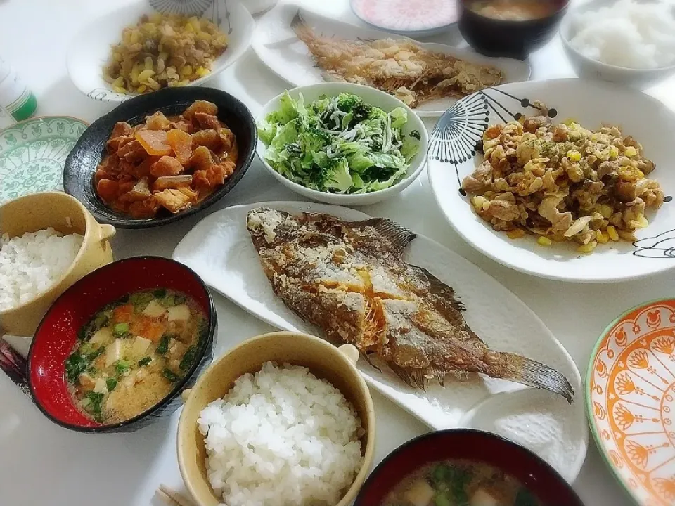 夕食(*^^*)
豚肉とポテトとしめじのコーンバター炒め(カレー風味)
カレイ唐揚げ
もつ煮
ブロッコリーとしらすと海苔フレークのサラダ🥗
お味噌汁(ひき肉、魚河岸あげ、小松菜、すり胡麻)|プリン☆さん