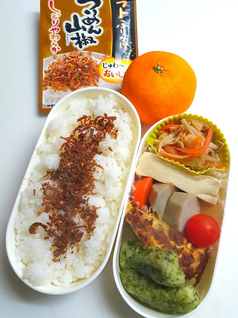 Snapdishの料理写真:☆中学生弁当☆ちりめん山椒ごはん、切干大根、高野豆腐、里芋煮物、ミニトマト、オムレツ、竹輪磯揚げ、みかん。。。あれ？メイン無くない？|ｼｮｺﾗさん