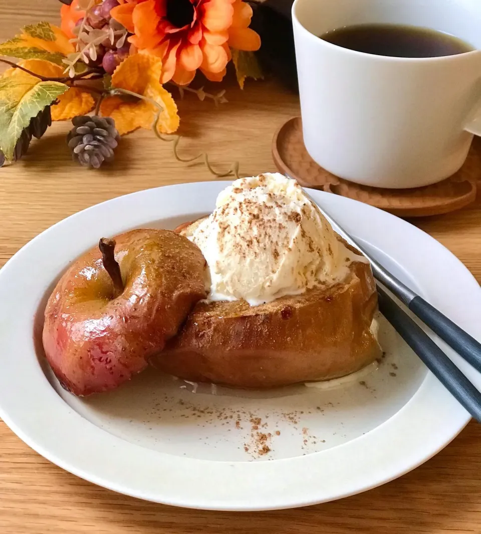 焼きりんごバニラアイス添え🍎🍨|てんのすけさん