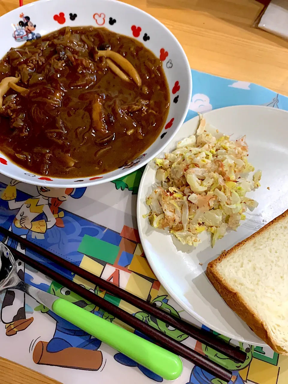 ・ハッシュドビーフ　・白菜サラダ　・生食パン|ぺろたんさん