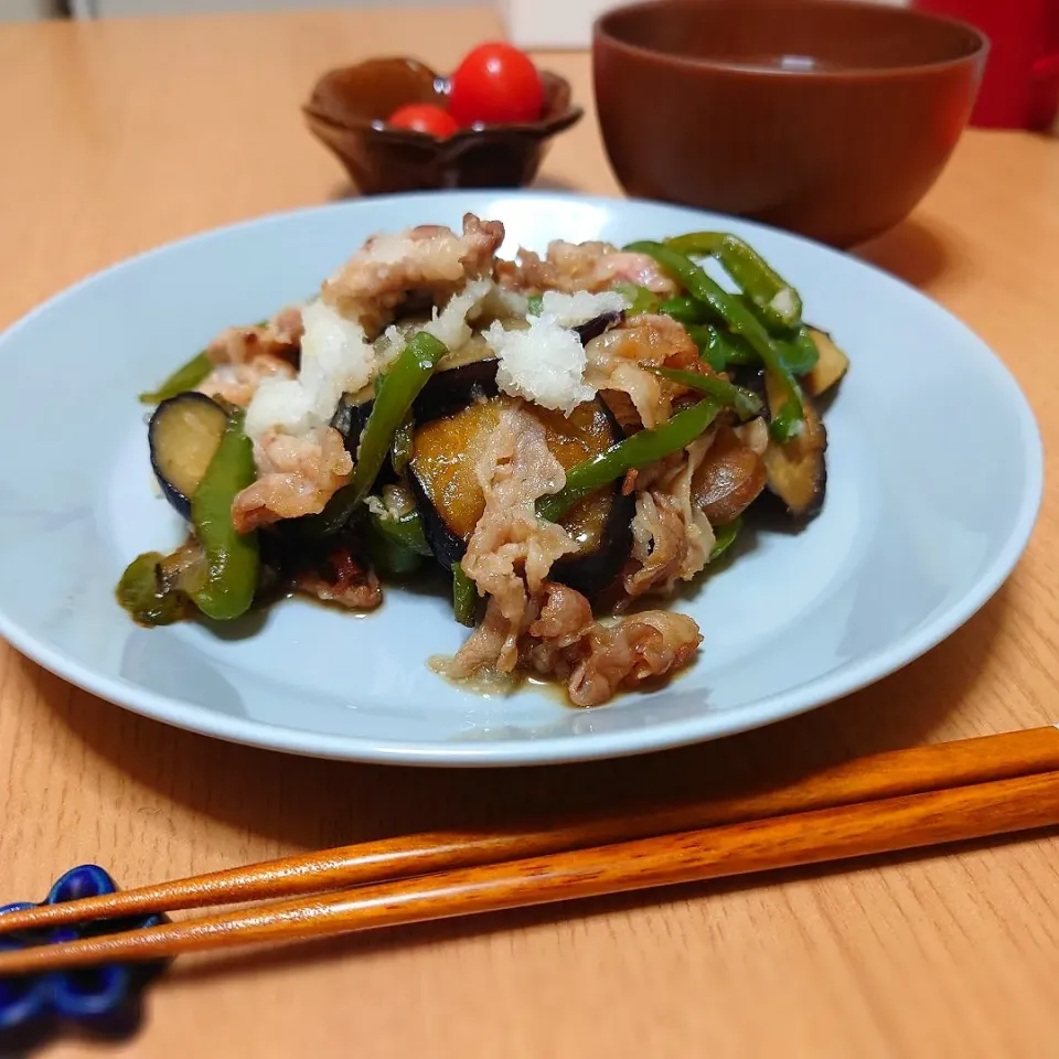 Snapdishの料理写真:【夜ごはん】
豚肉となすとﾋﾟｰﾏﾝのみぞれ炒め
味噌汁(大根、ほうれん草)
ミニトマト|Rie*さん