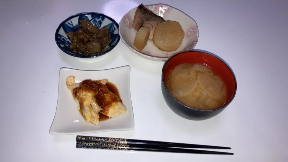 Snapdishの料理写真:晩御飯(^^)🌟茹で鶏のチーズピカタ🌟ぶり大根🌟菊芋のきんぴら🌟みそ汁（白菜、大根）職場の上司が嫌すぎる。指導じゃなくて、モラハラやであれ。|Saharaさん