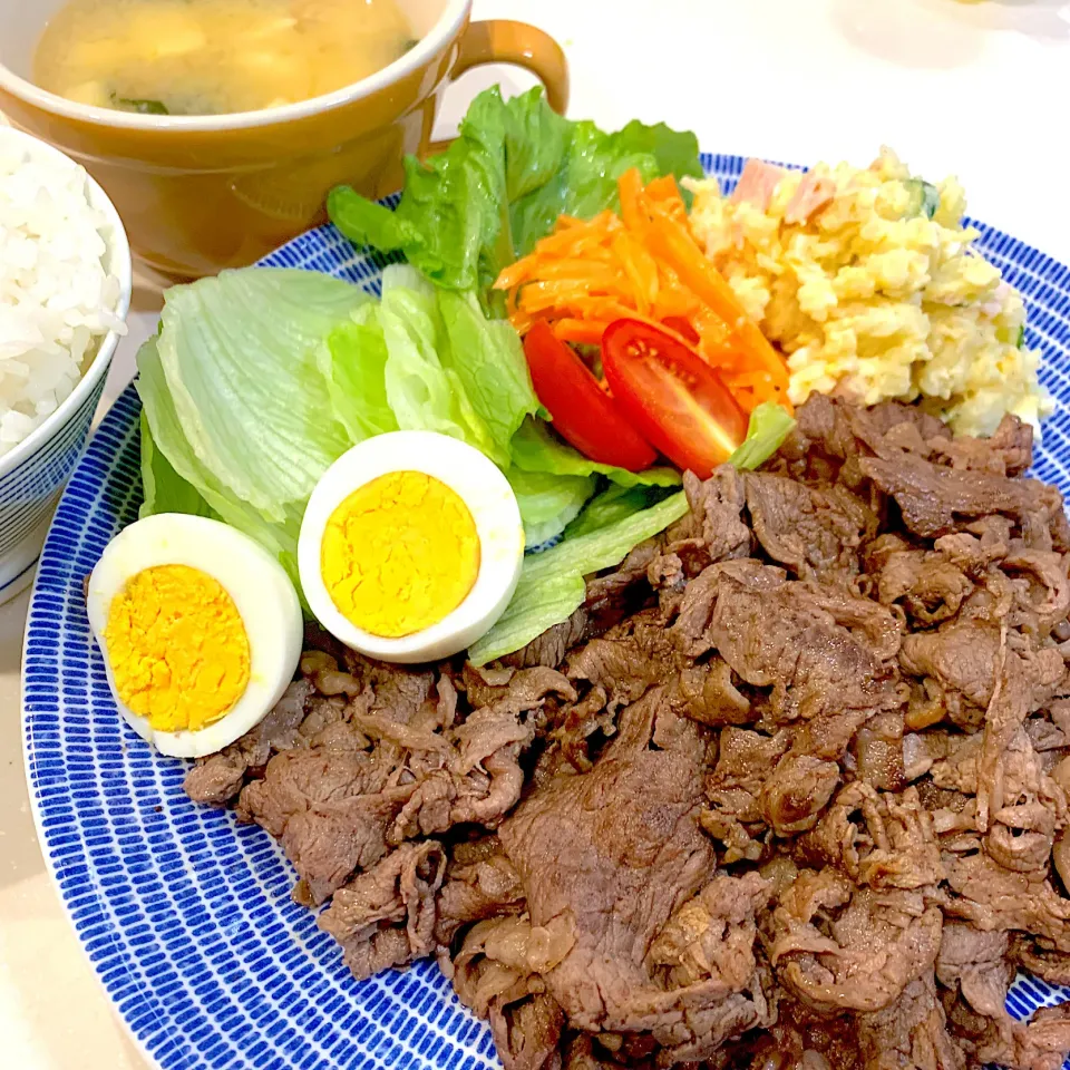 夜ご飯😊サラダ、コストコのプライムビーフガーリック炒め、お味噌汁|とまこ(*^o^*)さん