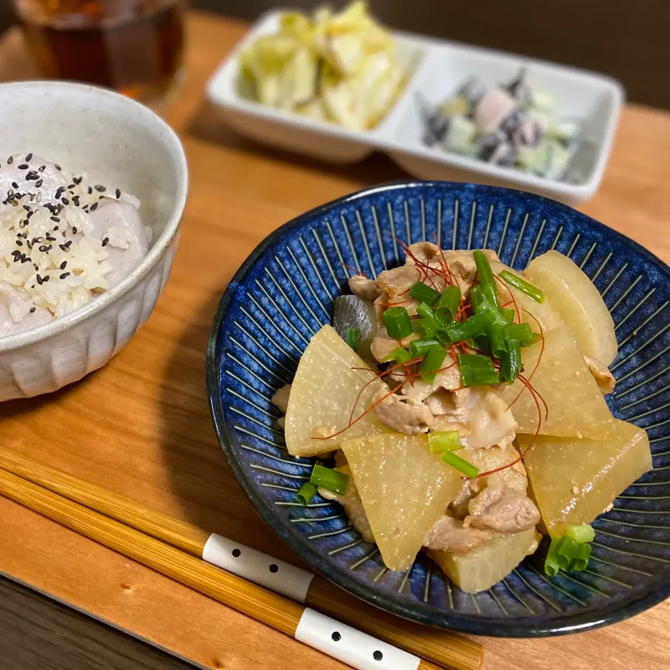 豚バラ大根煮　ひじきと豆のサラダ　塩昆布キャベツ　里芋ごはん|ちぐあささん