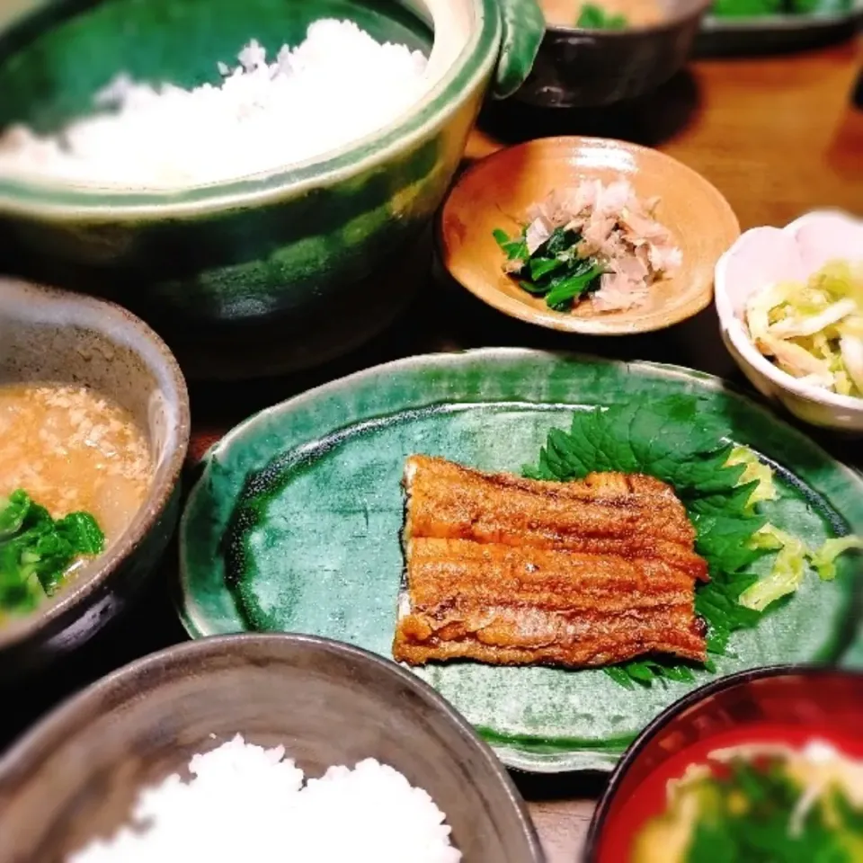 うなぎの蒲焼
土鍋ごはん
大根のそぼろあんかけ
ほうれん草のおひたし
キャベツとちくわの中華ごま和え|hoさん