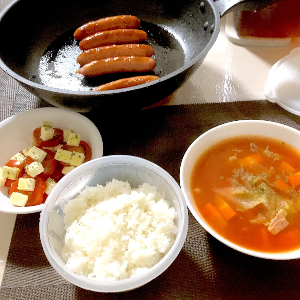 トマトスープ ソーセージ カプレーゼ|みんごはんさん