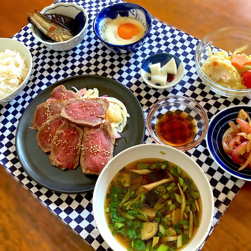 Snapdishの料理写真:牛肉のたたき定食風お昼ごはん|Kさん