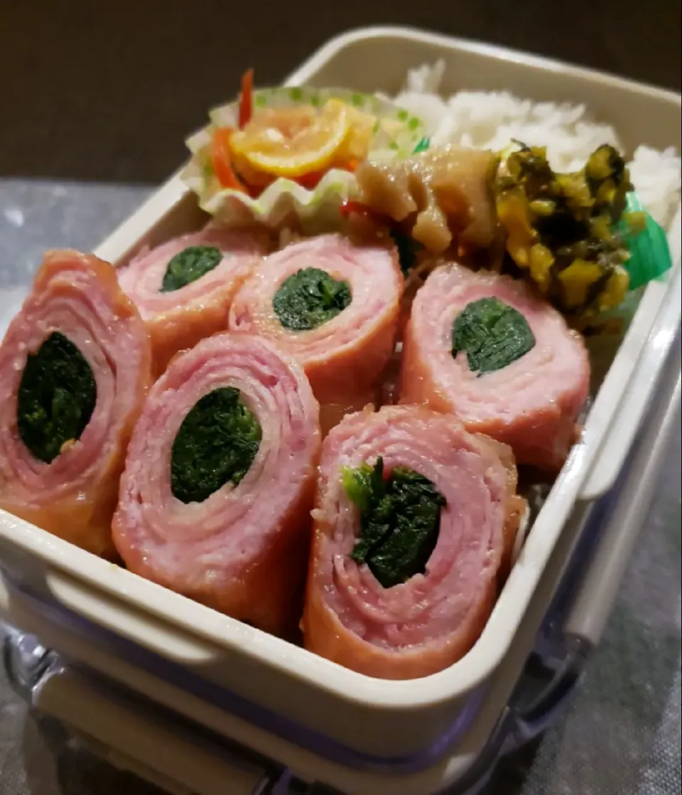 わが家の働く男弁当
ほうれん草とベーコンの                                      くるくる肉巻き弁当|kimikimi❤kitchenさん