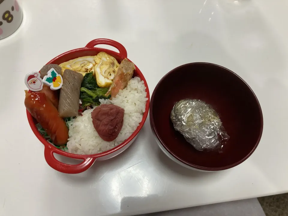 Snapdishの料理写真:パパ弁🤣おにぎりとみそ汁だけが良いって言ってたのが、おにぎりに飽きてきたらしく🤣おかず欲しいらしいので、又しばらくお弁当。🌟卵焼き🌟ウインナー🌟ほうれん草のお浸し🌟ねじりこんにゃくの炊いたん🌟焼き鮭🌟自家製梅干し🌟みそ玉|Saharaさん