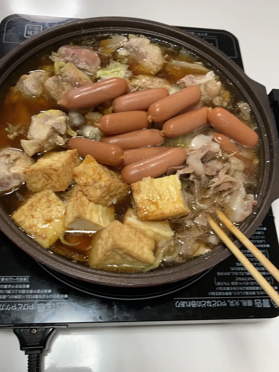 今日は、パパさんが食事が要らない日なので、すき焼き味で寄せ鍋。鶏、豚こま、ウインナー、厚揚げ、キャベツ、白菜。冷蔵庫内の寄せ集め鍋🤣|Saharaさん