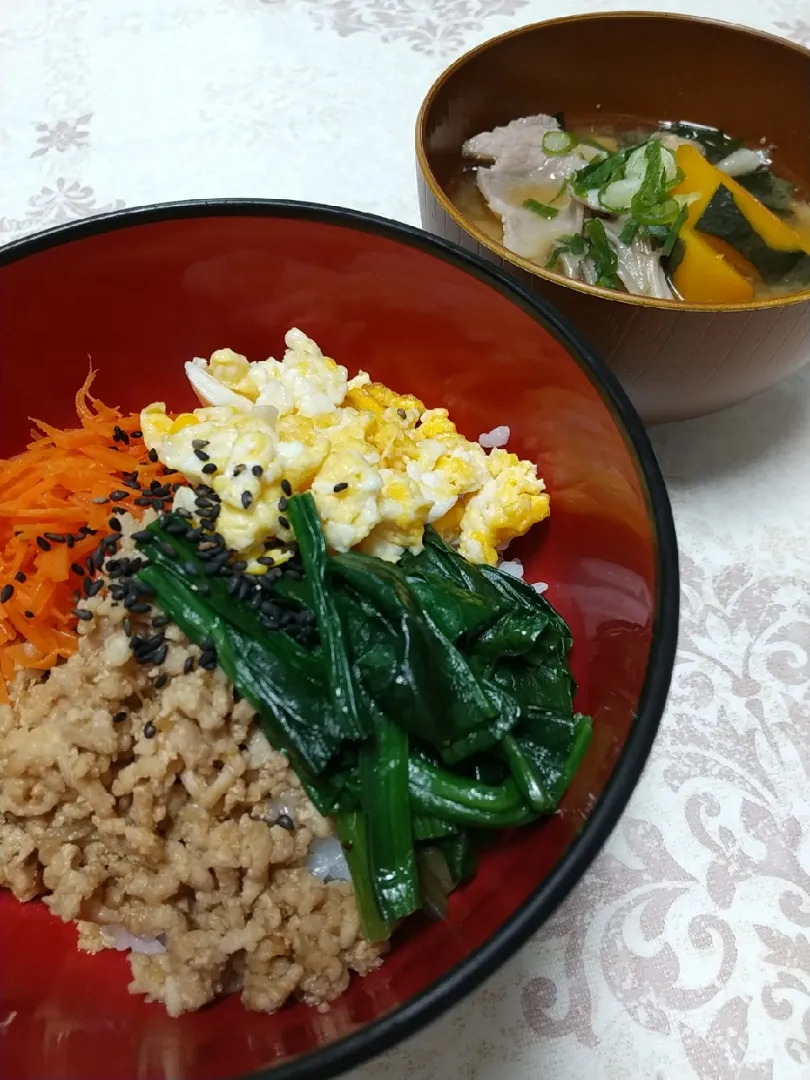 ☆今日の晩ごはん☆　そぼろご飯　具だくさんお味噌汁|hamamaさん