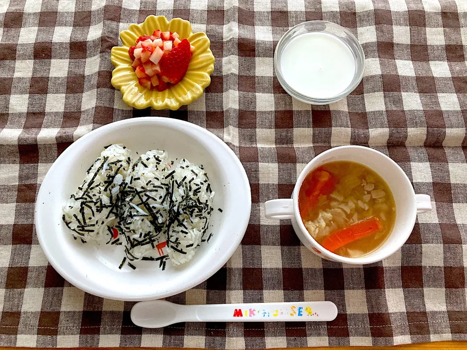 Snapdishの料理写真:【離乳食】しらすおにぎり、ポトフの野菜、いちご、牛乳|sayaさん