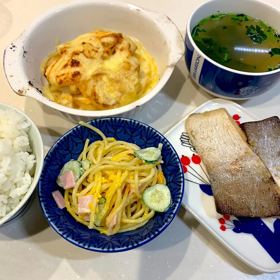 夜ご飯😊サラダスパ、ぶりの塩焼き、明太子ポテトチーズ焼き、お味噌汁|とまこ(*^o^*)さん