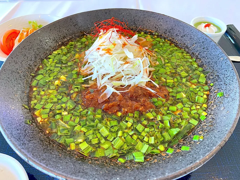 Snapdishの料理写真:⛳️ ニラたっぷりピリ辛醤油ラーメン|流線形さん