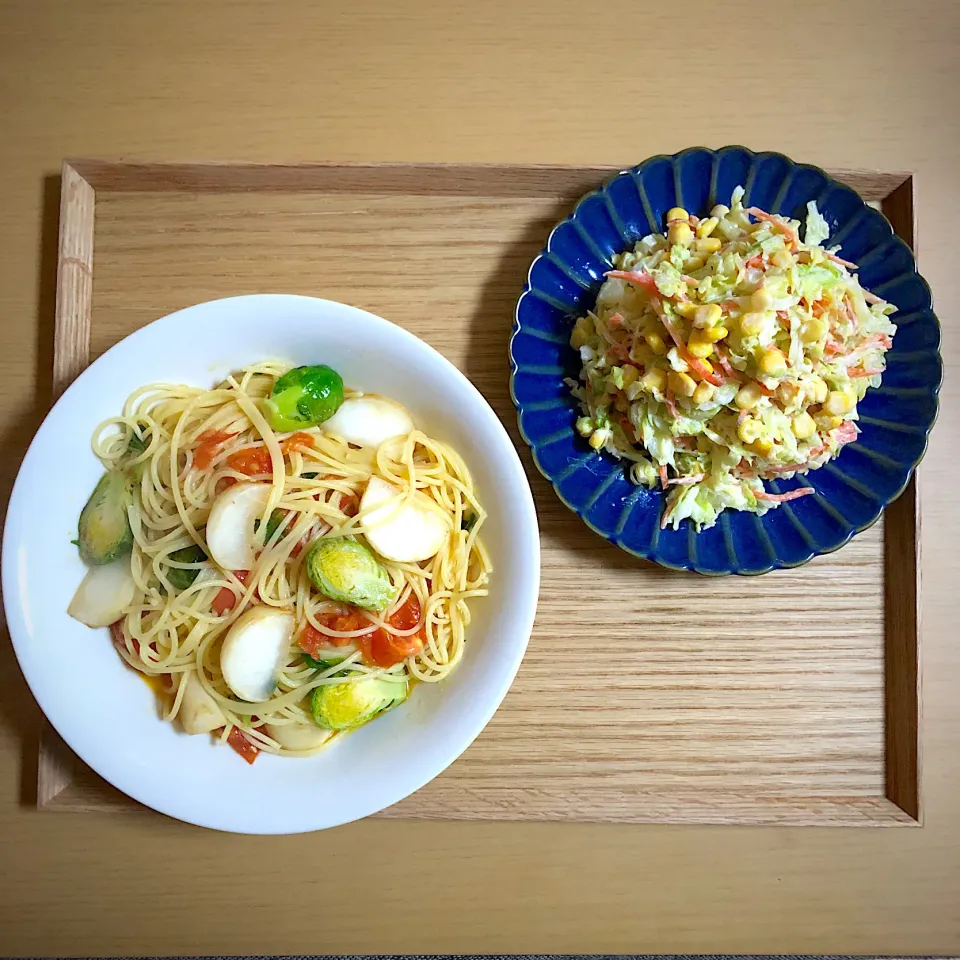 #vegan 
カブと芽キャベツとトマトのパスタ
コールスローサラダ|makiko_aさん