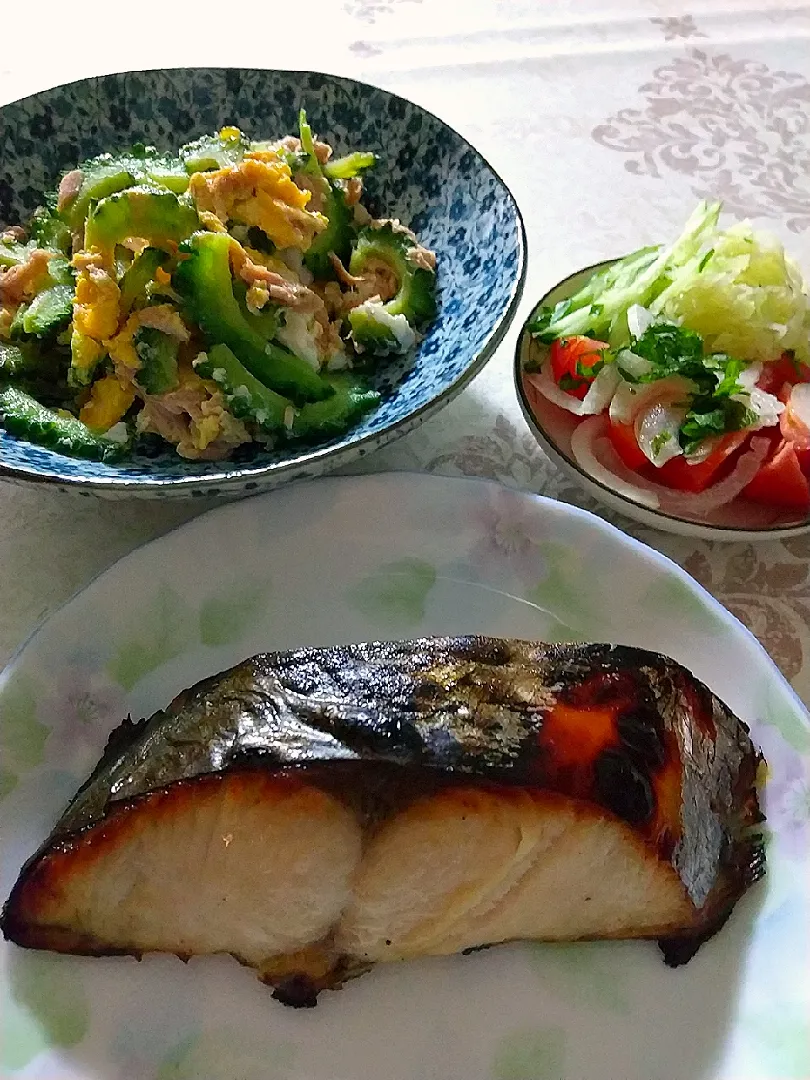 ☆今日の晩ごはん☆　さわらの塩麹焼　ゴーヤチャンプル　サラダ|hamamaさん