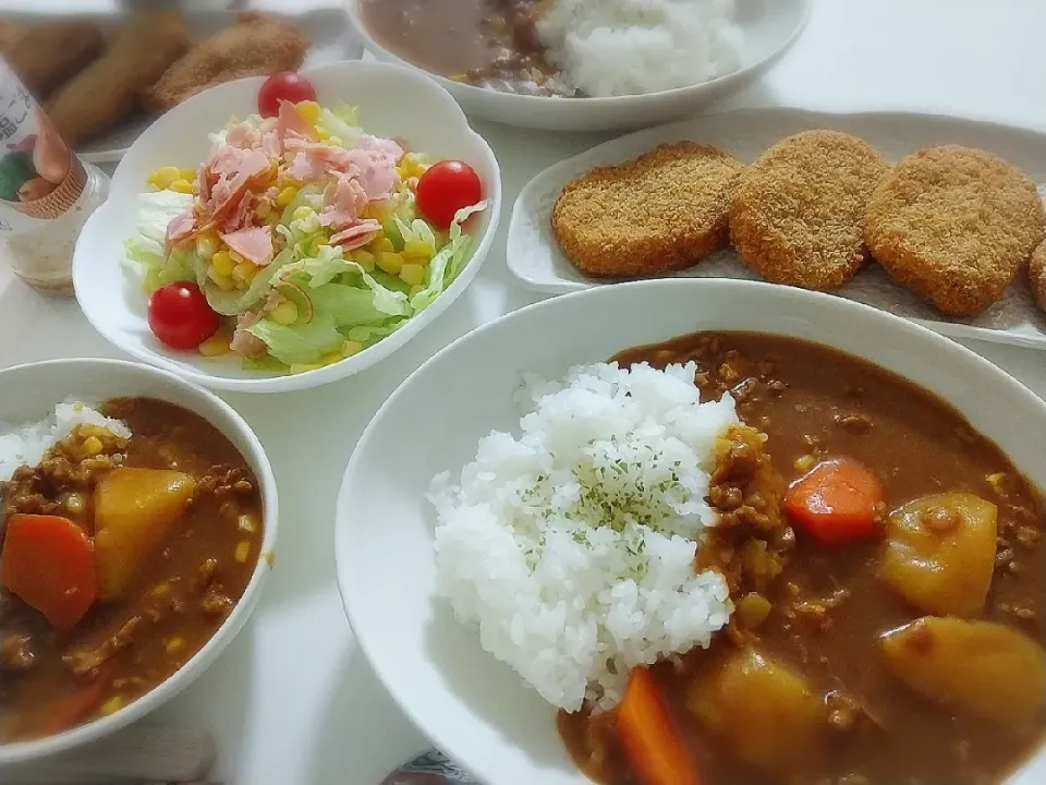 夕食(*^^*)
カレーライス🍛
コロッケ
メンチカツ
ハムとコーンのサラダ🥗|プリン☆さん