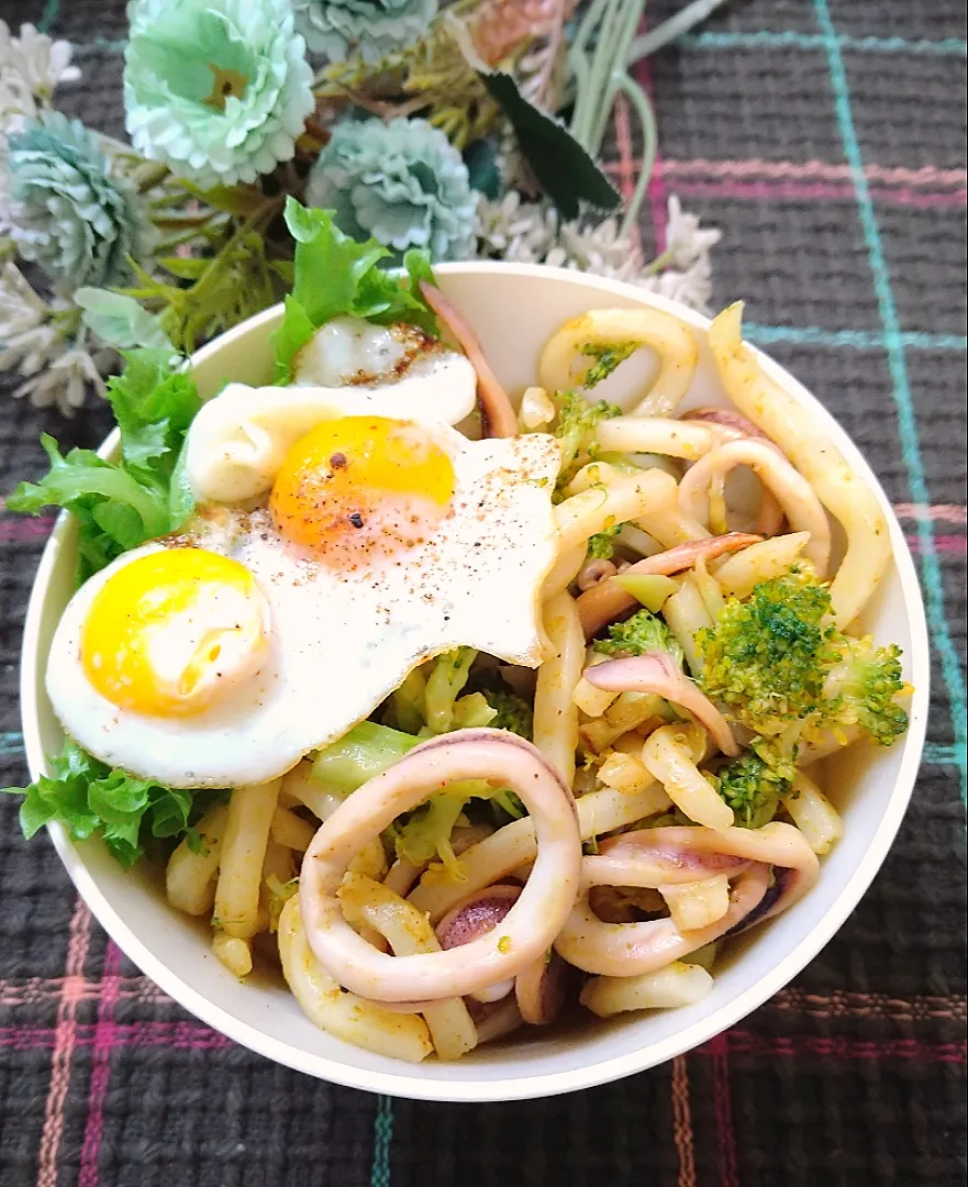 イカとブロッコリー
deバター醤油焼きうどん 😋|fumi ◡̈⋆さん