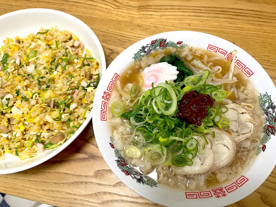 Snapdishの料理写真:背脂醤油　白　辛味噌トッピング　炒飯並セット|さくたろうさん