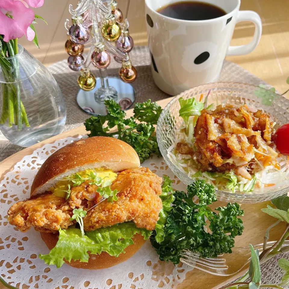 12/19❤︎ハニーマスタードチキンサンド🌱✨
〈サンド具材〉
・バーガーバンズ
・ハニーマスタードチキン
・レタス.キャベツ
・甘辛ごぼう揚げサラダ|Makinsさん