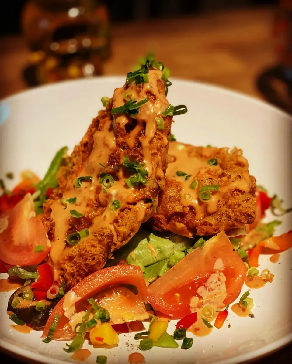 My Homemade Lunchtime Special
Cajun Battered Cod Fish Fillets n a bed of Fresh Lettuce 🥬 and 🫑 with a Hot spicy tomato dressing 
#chefemanuel 
#homecooking 
#|Emanuel Hayashiさん